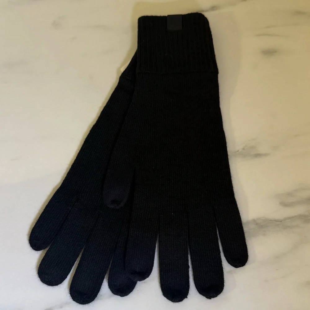 NWT Lululemon Warm Revelation Gloves in Black, Size M - Picture 3 of 4